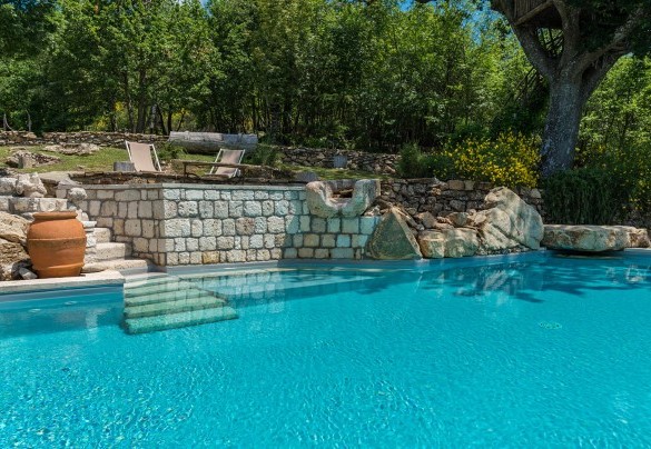 The pool has stone steps for the entrance and is equipped with internal lighting – Borgo Paradiso