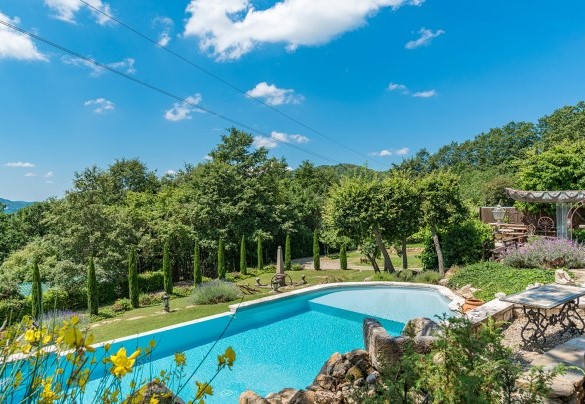 The infinity pool overlooks the wild landscape with the unmistakable typical colours of the Colline Metallifere – Borgo Paradiso 