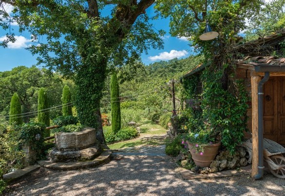 An entrance path next to the parking area– Borgo Paradiso