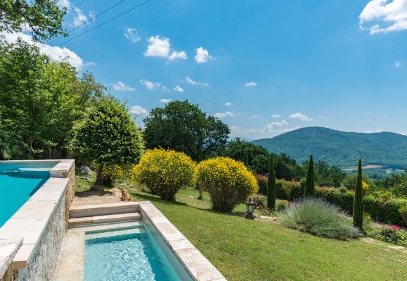 Surrounding it is equipped with sunbeds and cold-water shower – Borgo Paradiso 
