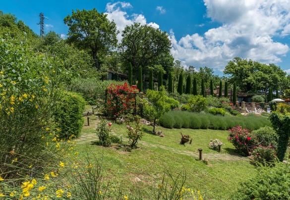 A spectacular botanical garden, overflowing with colours and embellished with hundreds of species of plants and flowers – Borgo Paradiso