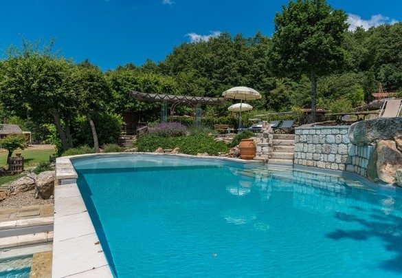 The pool is rectangular with an irregular side, has stone border, sand-coloured PVC lining – Borgo Paradiso