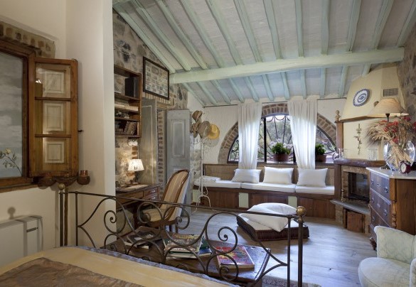 Double bedroom with ensuite bathroom with shower with ornamental fireplace on the ground floor – Borgo Paradiso