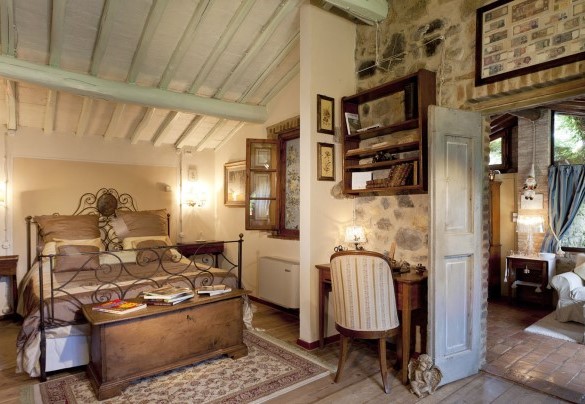 Double bedroom with ensuite bathroom with shower  – Borgo Paradiso
