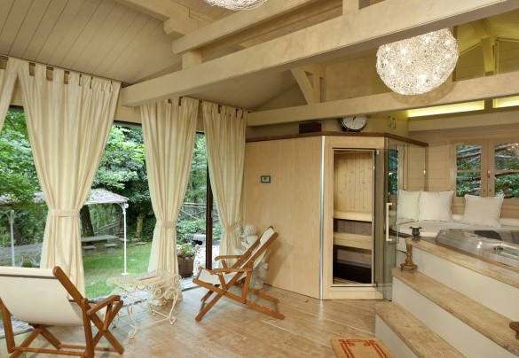 The wooden outbuilding house with the fitness area and gym, a kitchenette, shower and bathroom – Borgo Paradiso