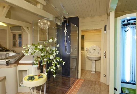 The wooden outbuilding house with the fitness area and gym, a kitchenette, shower and bathroom – Borgo Paradiso
