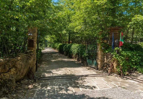 The main entrance – Borgo Paradiso