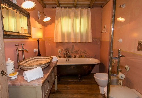 Bathroom with tub and shower – Borgo Paradiso