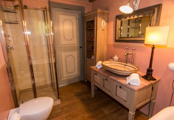 Bathroom with tub and shower – Borgo Paradiso