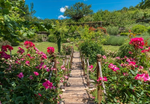 A well delineated path passes through the wooded areas, leading to the discovery of many scenes – Borgo Paradiso
