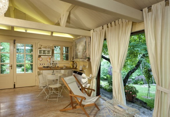 The wooden outbuilding house with the fitness area and gym, a kitchenette, shower and bathroom – Borgo Paradiso