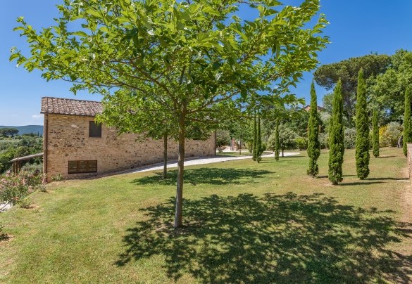 The farmhouse in the well-kept garden - Bossoncina