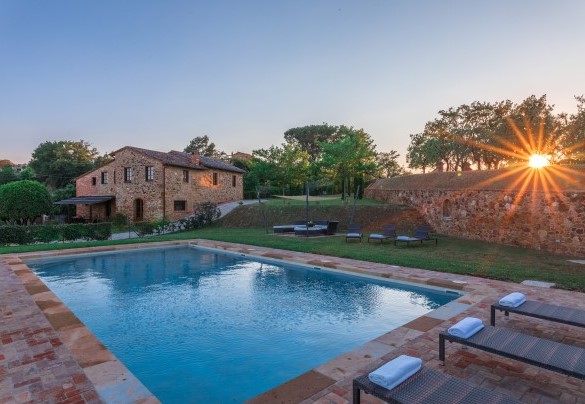 The swimming pool in the glow of the sunset – Bossoncina