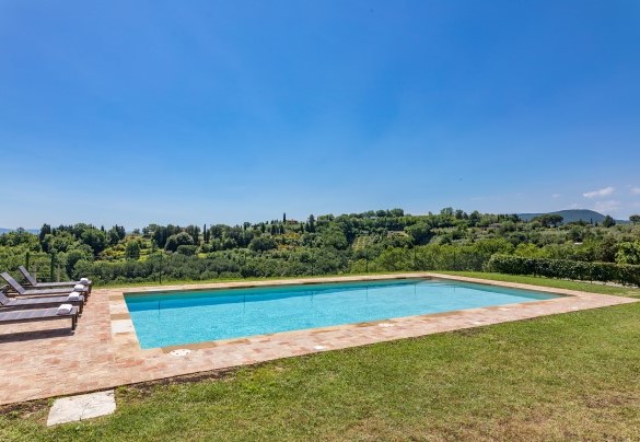 The pool has large steps, in one corner of the pool, lead into the water - Bossoncina
