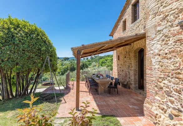 Pergola with dining table next to kitchen - Bossoncina