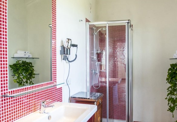 Bathroom with shower n.1, en-suite to the bedroom n.1 – Bossoncina 8+1