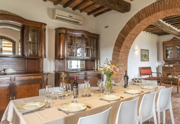 Open space with elegant dining area and living room – Bossoncina 8+1