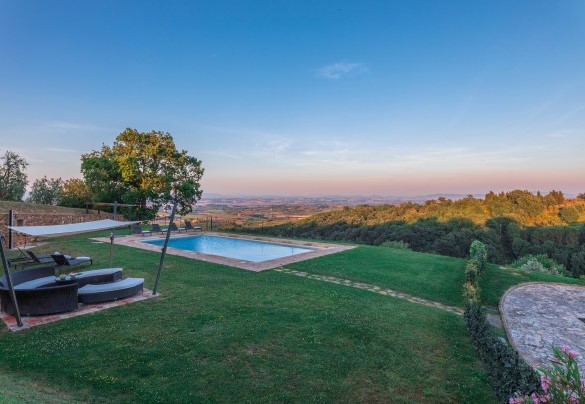 The pool overlooking the fascinating scenario of the Chiana valley - Bossoncina