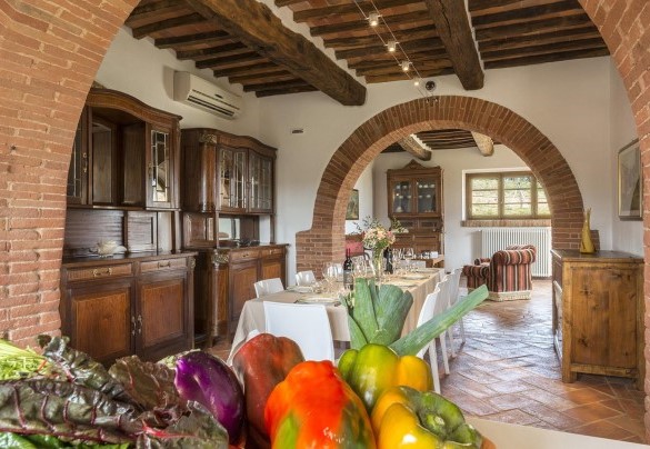 The different areas of the living are divided from large arches – Bossoncina 8+1