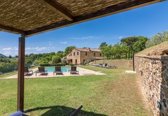 The garden with gazebo, sunbeds and a ground sail shading the converstion area - Bossoncina