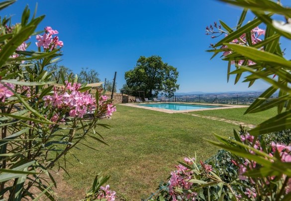 The swimming pool fenced-in just 15m away from the house - Bossoncina