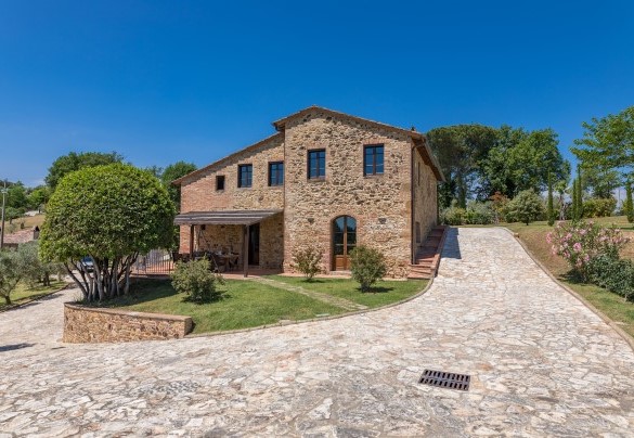 The farmhouse and the parking area - Bossoncina