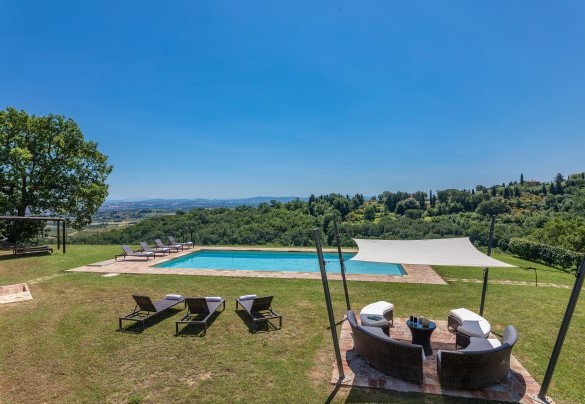 The garden with gazebo, sunbeds and a ground sail shading the converstion area - Bossoncina