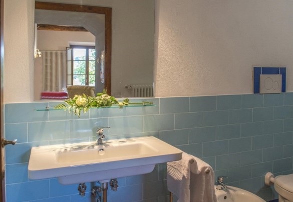 Half bathroom on the ground floor – Bossoncina 8+1