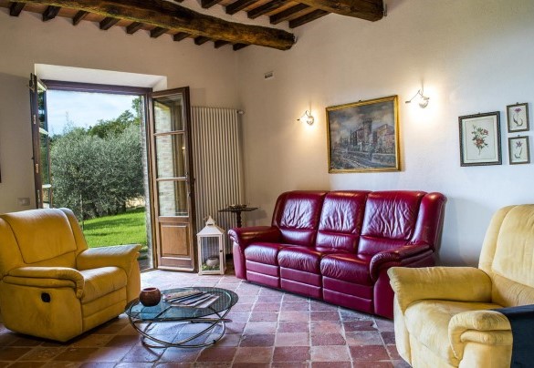 Tasteful living room with leather sofas and access to the garden – Bossoncina 8+1