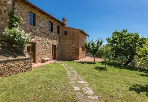 The farmhouse in the well-kept garden - Bossoncina