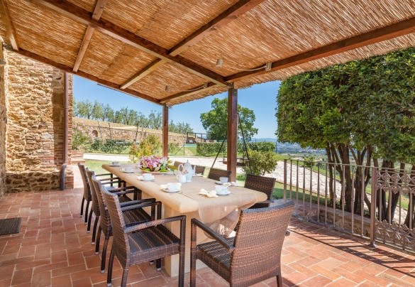 Pergola with dining table next to kitchen - Bossoncina