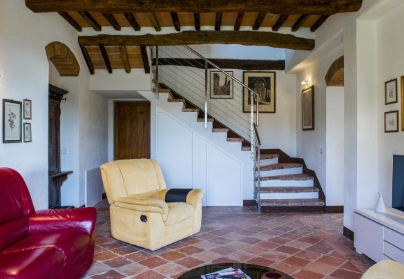 The living room and, in the background, the stair that leads to the first flooor – Bossoncina 8+1