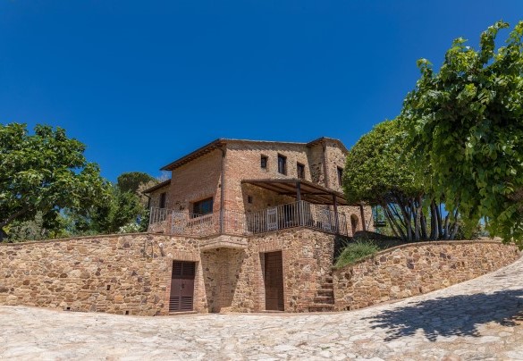 The entrance to the farmhouse and the parking area - Bossoncina