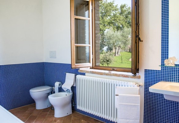 Bathroom with shower n.4, en-suite to the bedroom n.4 – Bossoncina 8+1