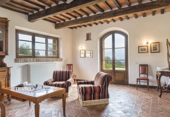 Living area with antique furniture and access to the garden – Bossoncina 8+1