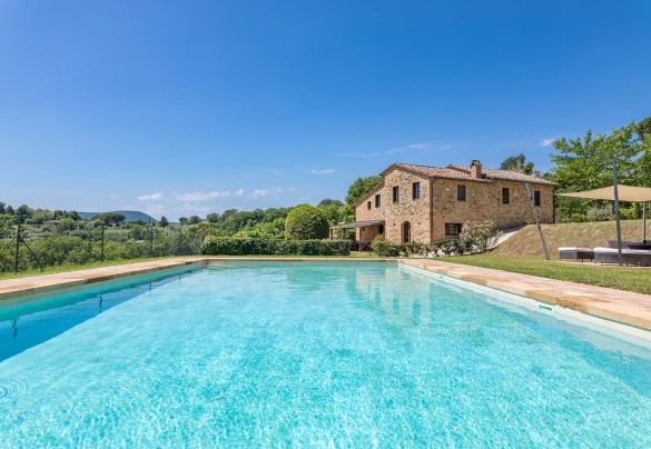 The pool measures 12 x 6 m with the depth varying from 1.10 to 1.50 m - Bossoncina