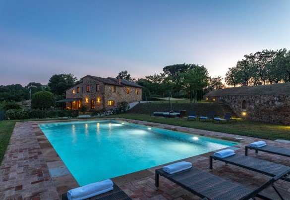 The pool has both internal and external lighting - Bossoncina