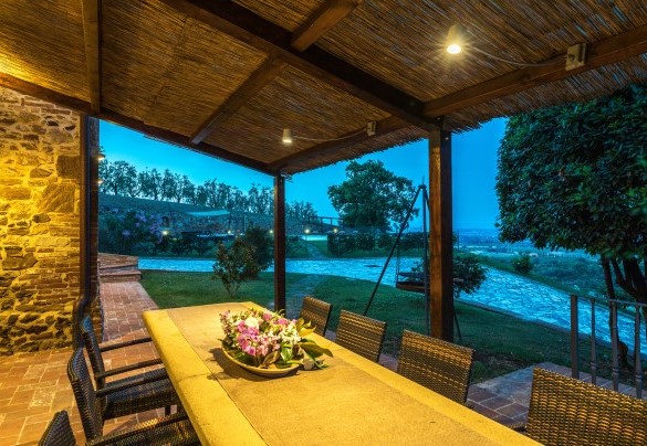 Pergola with dining table next to kitchen - Bossoncina