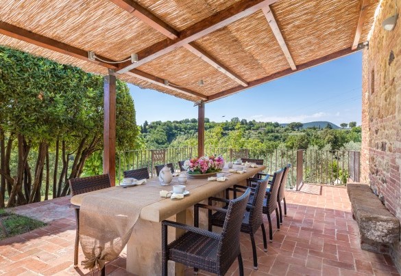 Pergola con tavolo da pranzo accanto al salotto - Bossoncina