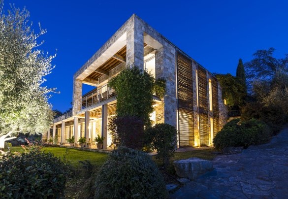 La villa in pietra circondata dal curato giardino - Brightline Villa