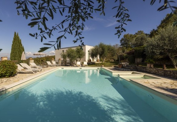 La piscina e la pergola attrezzata per mangiare all’aperto - Brightline Villa