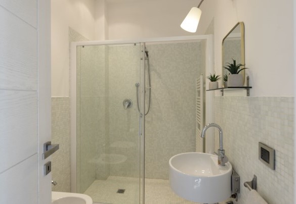 Il bagno en suite con doccia n.2 al piano terra - Brightline Villa