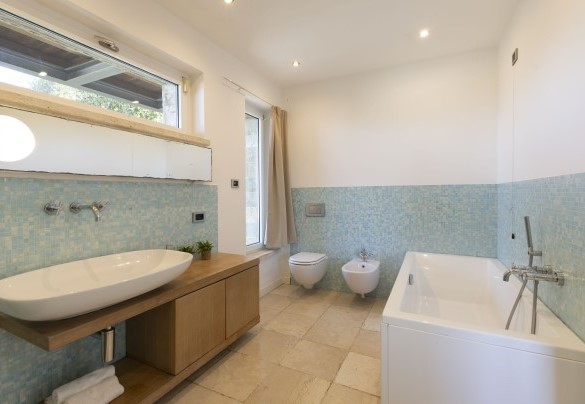 Il bagno en suite con vasca e doccia n.4 al primo piano - Brightline Villa