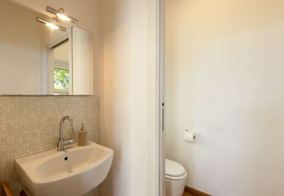 Il bagno di servizio al primo piano - Brightline Villa