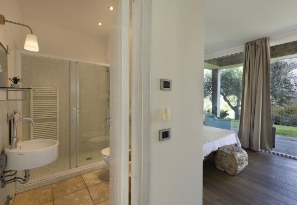 Il bagno en suite con doccia n.1 al piano terra - Brightline Villa