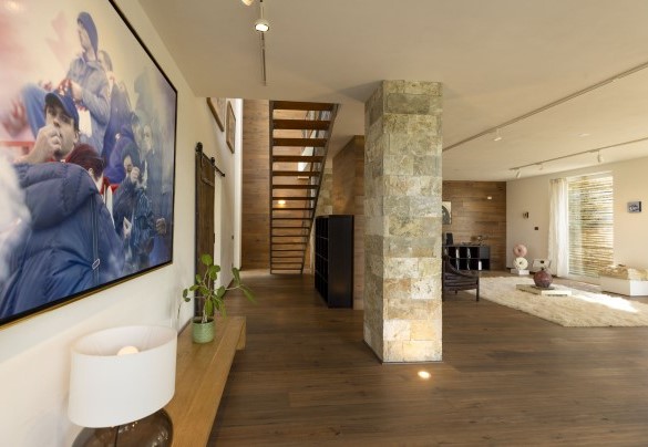Le scale per il primo piano - Brightline Villa
