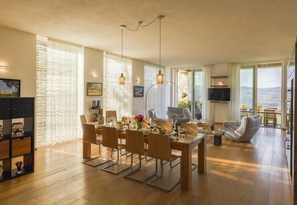 Il living con la tavola imbandita e area salotto - Brightline Villa