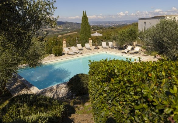 La piscina adagiata su un solarium in pietra - Brightline Villa