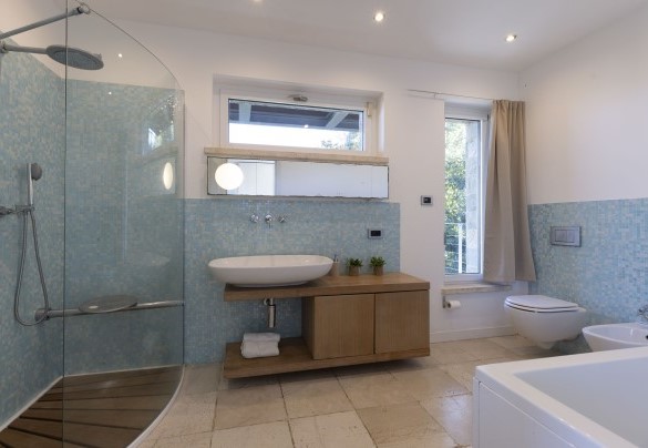 Il bagno en suite con vasca e doccia n.4 al primo piano - Brightline Villa