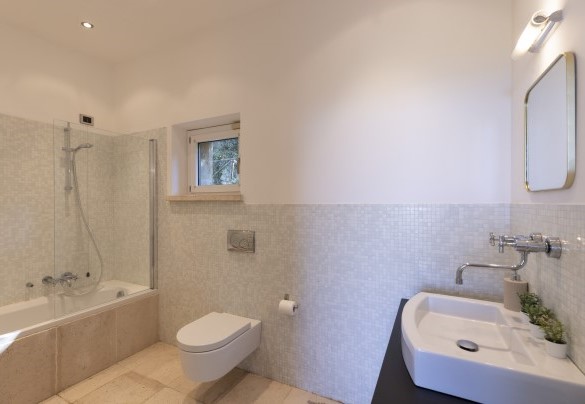 Il bagno en suite con vasca n.3 al piano terra - Brightline Villa